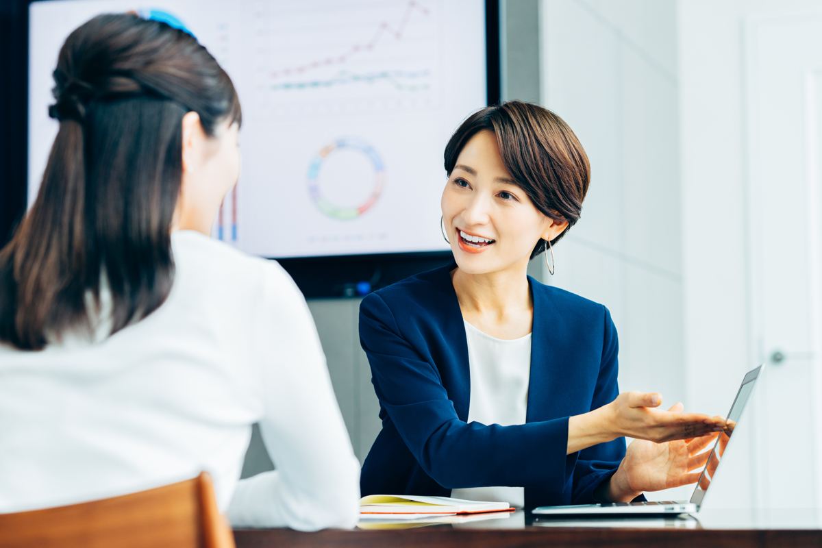 担当者が説明しているイメージ