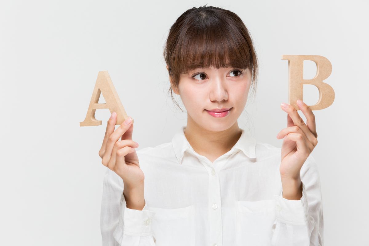 AとBのどちらを選ぶか迷うイメージ