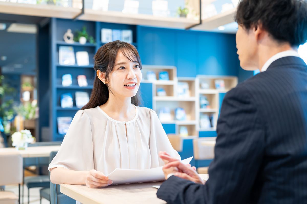 相談員と話す女性のイメージ