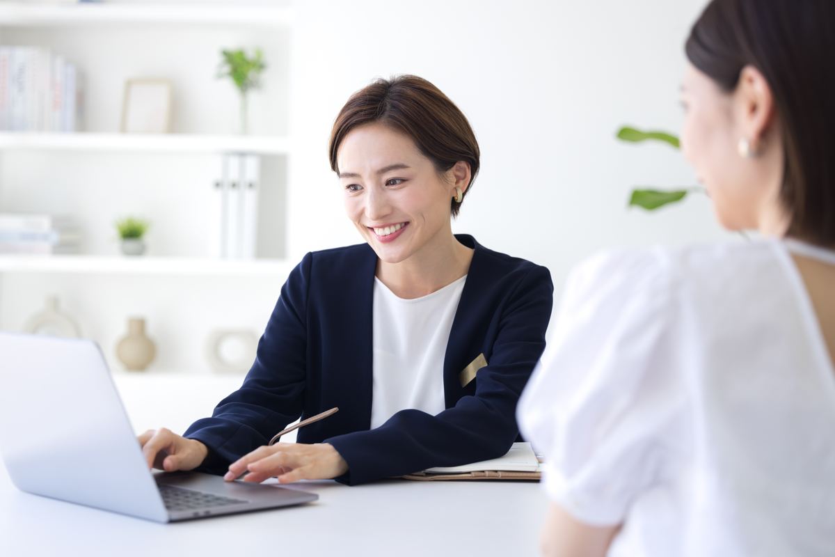 面談をする相談員のイメージ