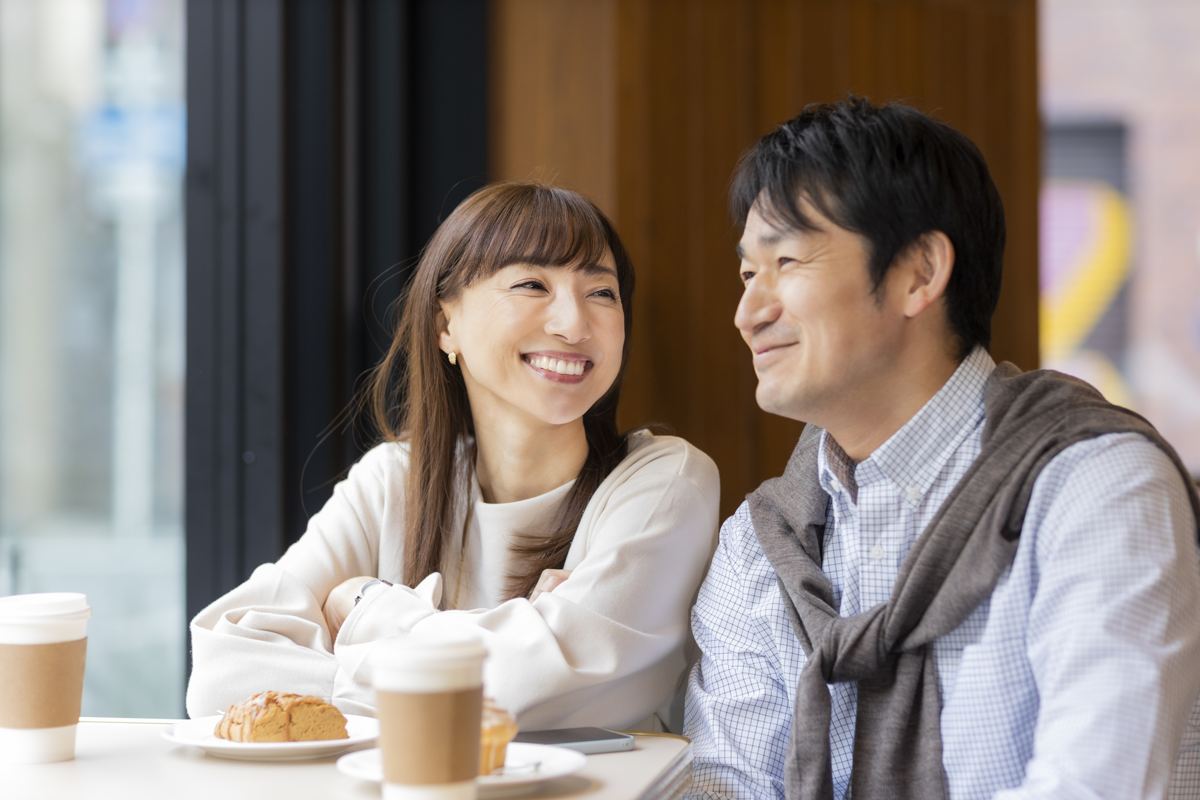 カフェで話す男女のイメージ