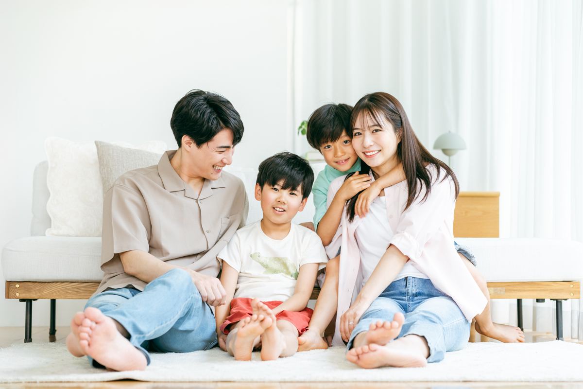 ソファでくつろぐ家族のイメージ